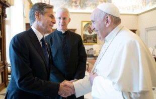 Pope Francis greets Secretary Antony Blinken at the Vatican on June 28, 2021. Vatican Media/CNA